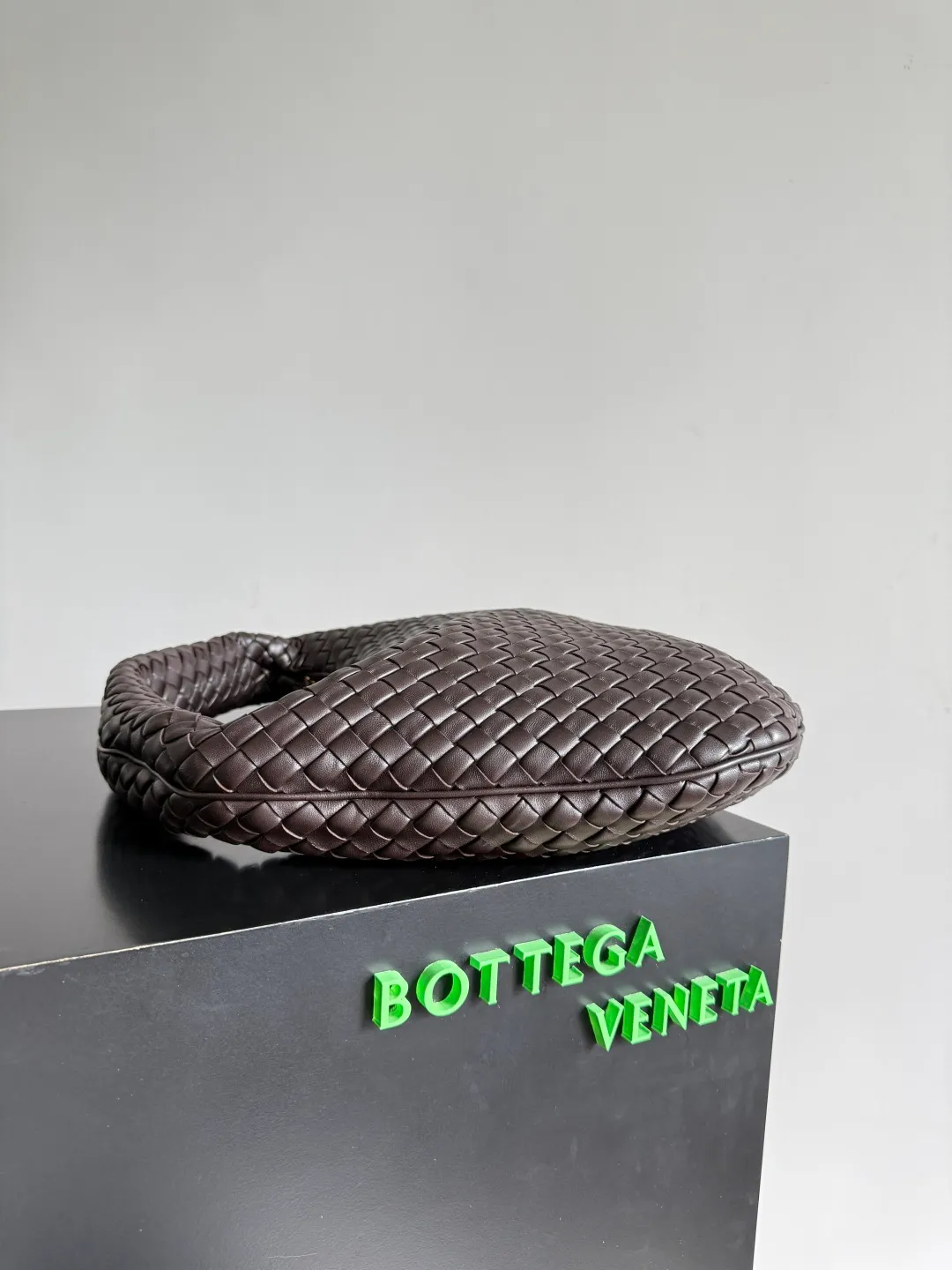 Batch 2120 BV Bottega Veneta's new early spring women's shoulder bag. The soft and delicate Hobo bag has been shipped! Many friends are waiting for this bag. It has a round shape and a large capacity. It can hold a 50-fold umbrella inside. Babies with a lot of daily items do not need to worry about the capacity of this bag. It is a practical bag for traveling and commuting. Although it is fluffy, it is soft and comfortable when carried on one shoulder. It has a modern and retro feel. Model No.: 856737 Size: 44*28*5cm